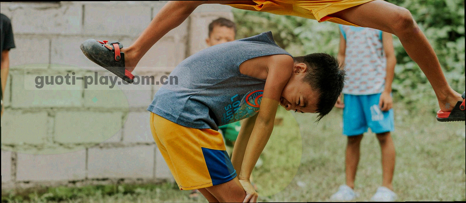 层叠的赛季时间刻度与球场边线向纵深延伸，深绿与暖金交织