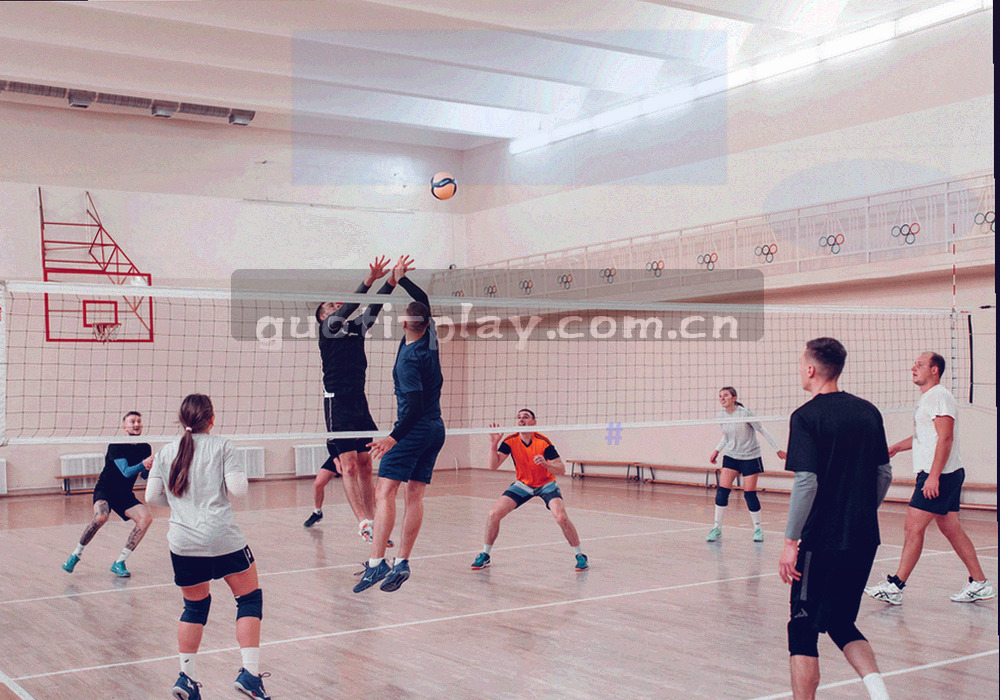 战报面板局部特写，比分、关键回合时间线与球员数据摘要分三栏排布